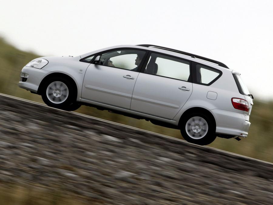  Toyota Avensis Verso 2003 года  (фото 17 из 25)